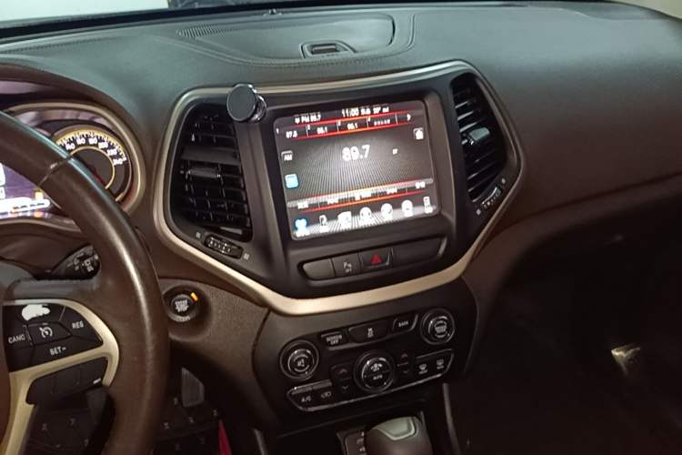 Used Jeep Cherokee 2016 2.0L Superior Edition Audio And AC Panel