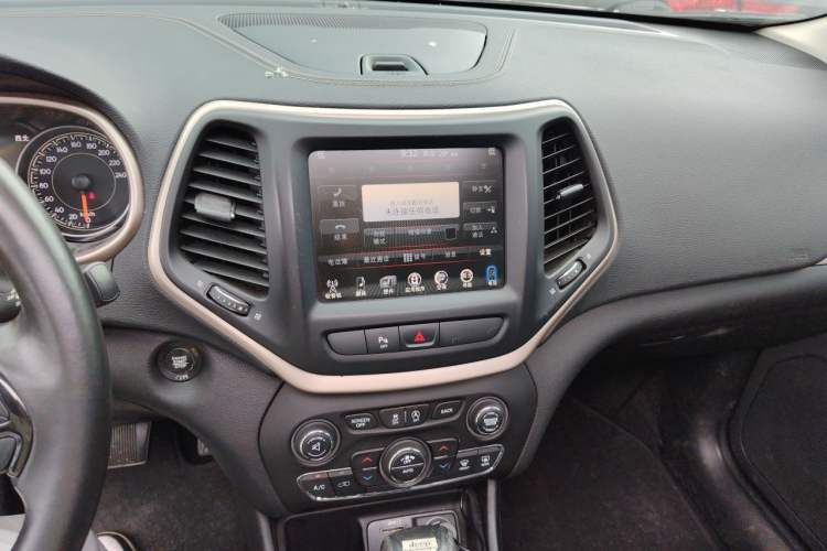 Used Jeep Cherokee 2016 2.4L Leading Smart Version Audio And AC Panel