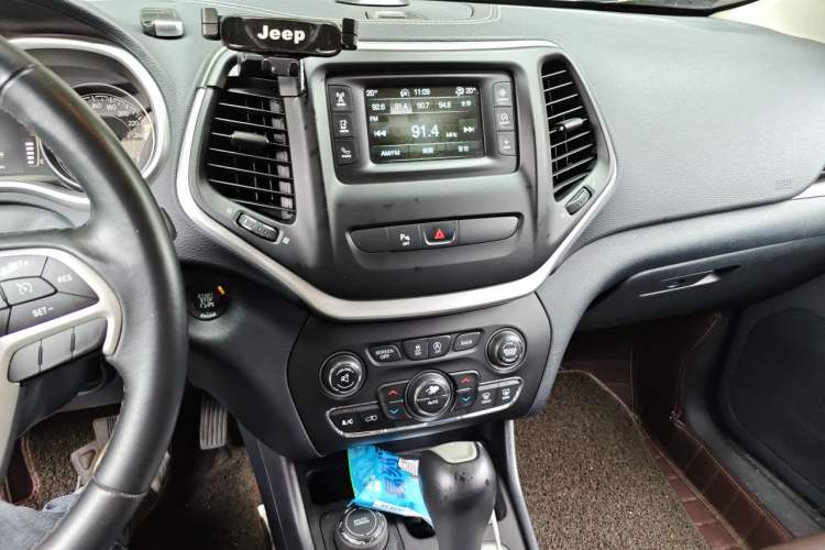 Used Jeep Cherokee 2016 2.4L Professional Edition Audio And AC Panel