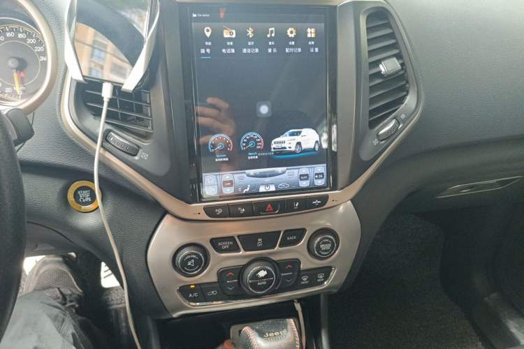 Used Jeep Cherokee 2016 2.0L Superior Edition Audio And AC Panel