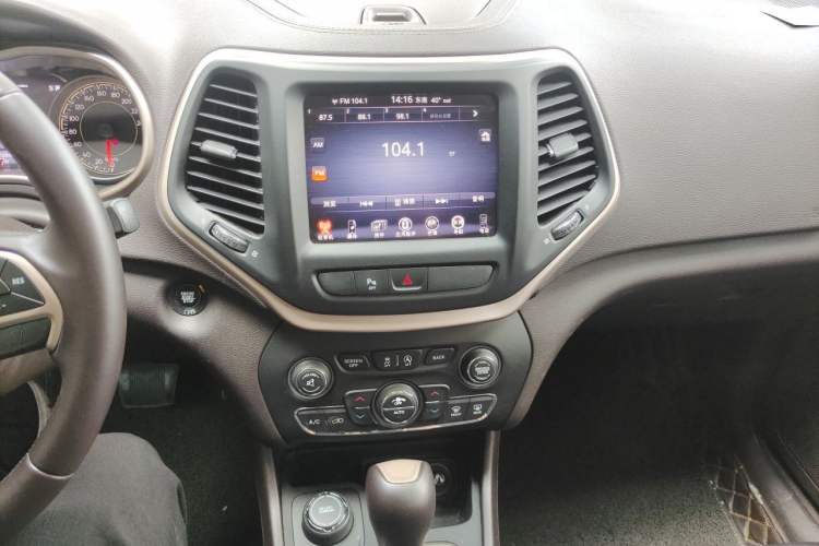 Used Jeep Cherokee 2016 2.4L Professional Smart Version Audio And AC Panel