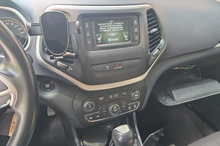 Used Jeep Cherokee 2016 2.4L Leading Edition Audio And AC Panel