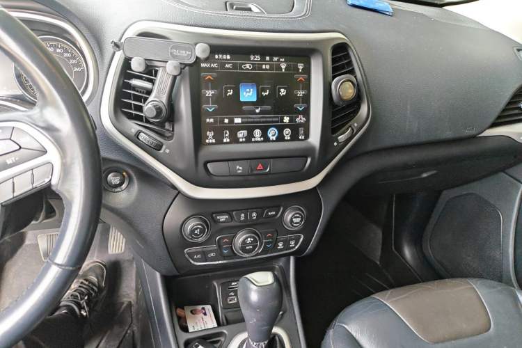 Used Jeep Cherokee 2016 2.4L Leading Smart Version Audio And AC Panel