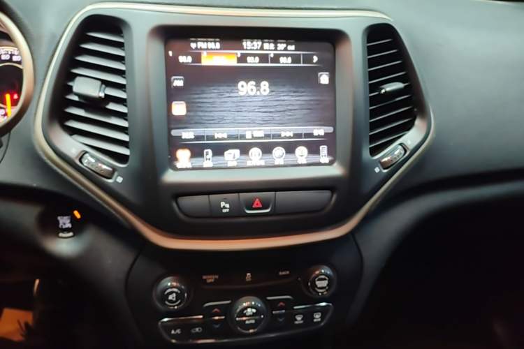 Used Jeep Cherokee 2016 2.0L Superior Edition Audio And AC Panel