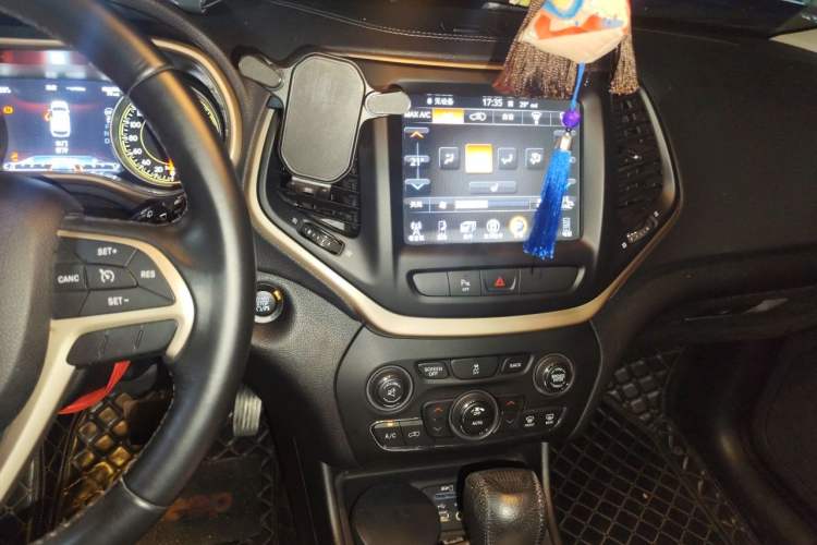 Used Jeep Cherokee 2016 2.0L Superior Edition Audio And AC Panel
