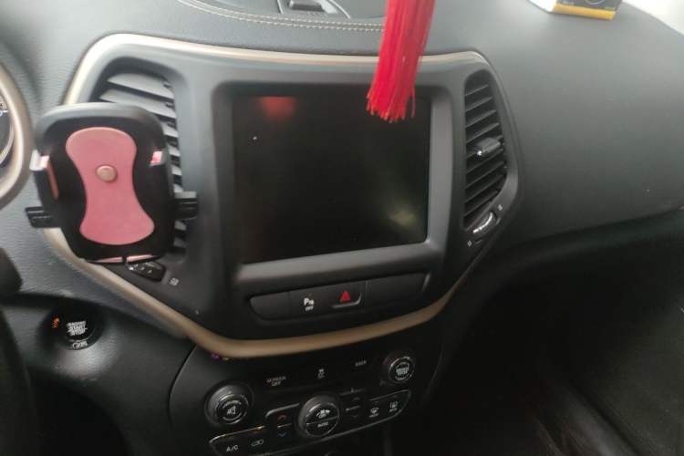 Used Jeep Cherokee 2016 2.0L Superior Edition Audio And AC Panel
