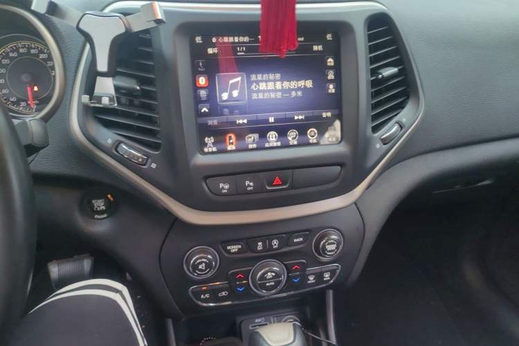 Used Jeep Cherokee 2016 2.4L Superior Edition Audio And AC Panel