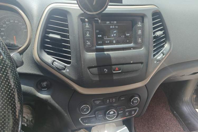 Used Jeep Cherokee 2016 2.4L Professional Edition Audio And AC Panel