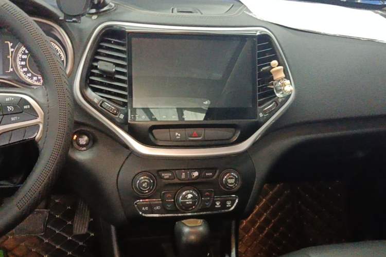 Used Jeep Cherokee 2016 2.4L Leading Edition Audio And AC Panel
