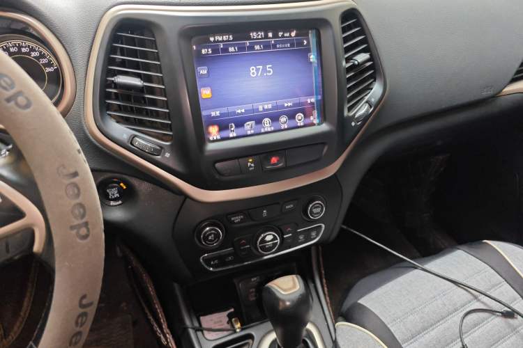 Used Jeep Cherokee 2016 2.0L Superior Edition Audio And AC Panel
