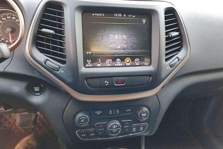 Used Jeep Cherokee 2016 2.4L Leading Smart Version Audio And AC Panel