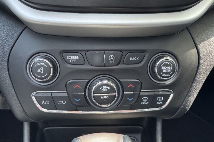 Used Jeep Cherokee 2016 2.4L Leading Edition Audio And AC Panel