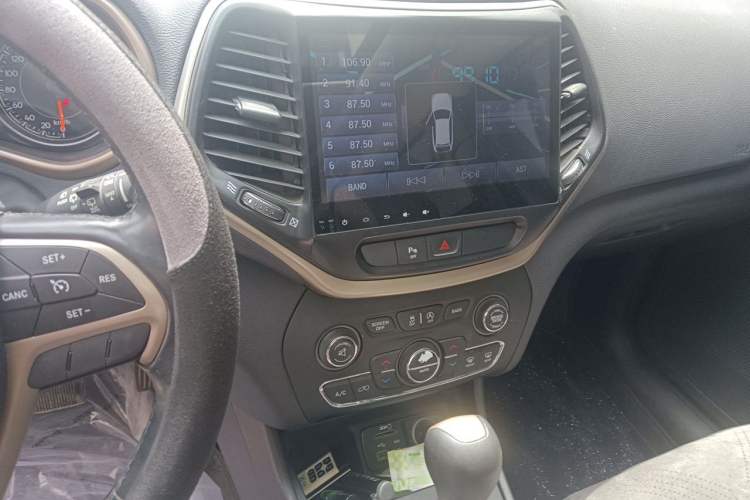 Used Jeep Cherokee 2016 2.4L Leading Edition Audio And AC Panel