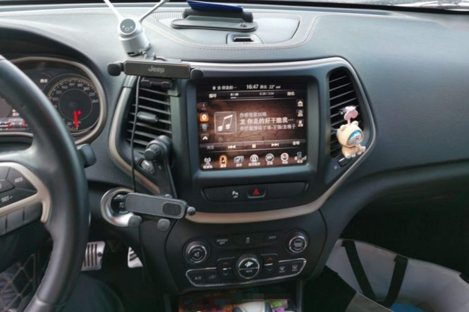 Used Jeep Cherokee 2016 2.0L Superior Edition Audio And AC Panel
