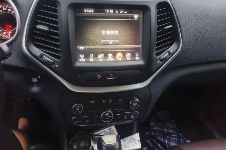 Used Jeep Cherokee 2016 2.4L Leading Smart Version Audio And AC Panel