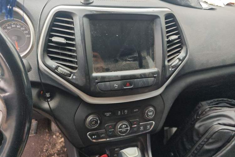 Used Jeep Cherokee 2016 2.4L Leading Smart Version Audio And AC Panel