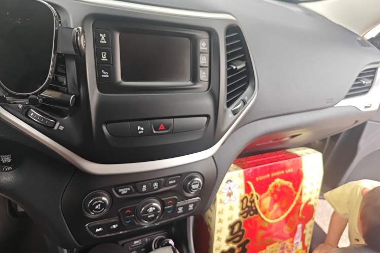 Used Jeep Cherokee 2016 2.4L Leading Edition Audio And AC Panel