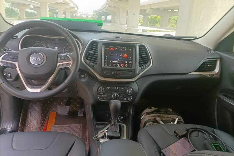 Used Jeep Cherokee 2016 2.4L Leading Smart Version Audio And AC Panel