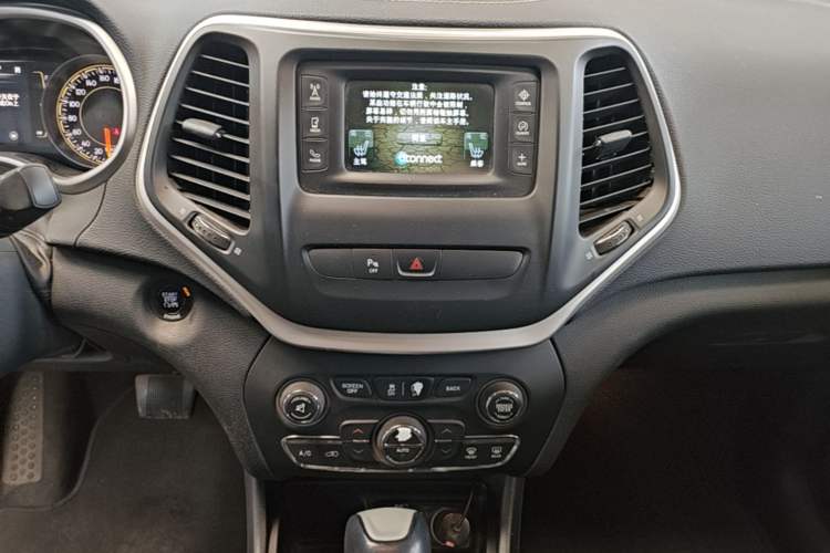 Used Jeep Cherokee 2016 2.4L Leading Edition Audio And AC Panel