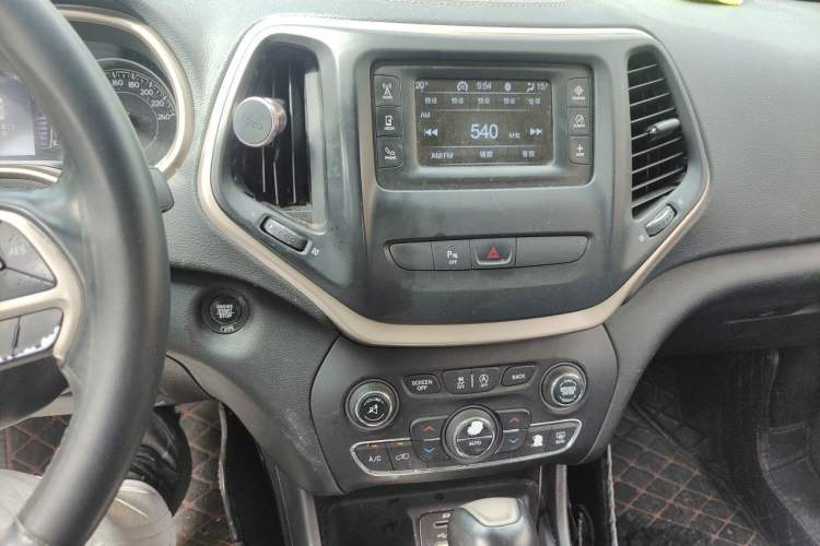 Used Jeep Cherokee 2016 2.4L Leading Edition Audio And AC Panel