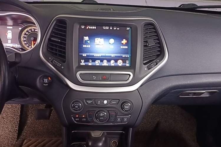 Used Jeep Cherokee 2016 2.4L Professional Smart Version Audio And AC Panel
