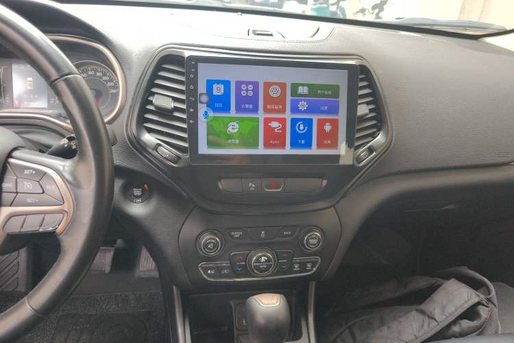 Used Jeep Cherokee 2016 2.0L Leading Edition Audio And AC Panel