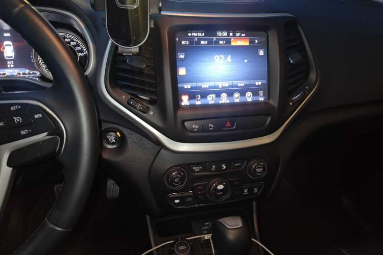 Used Jeep Cherokee 2016 2.4L Superior Edition Audio And AC Panel