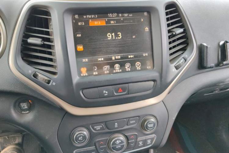 Used Jeep Cherokee 2016 2.0L Superior Edition Audio And AC Panel