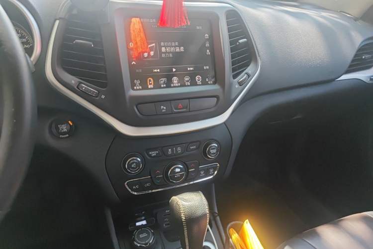 Used Jeep Cherokee 2016 2.4L Professional Smart Version Audio And AC Panel