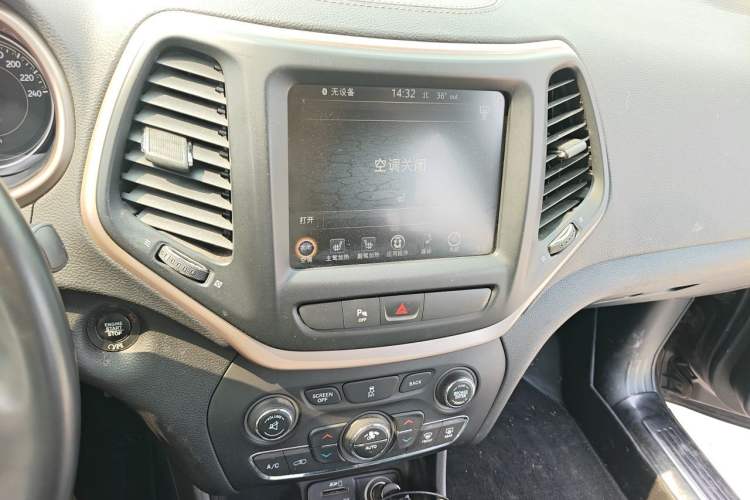Used Jeep Cherokee 2016 2.0L Superior Edition Audio And AC Panel