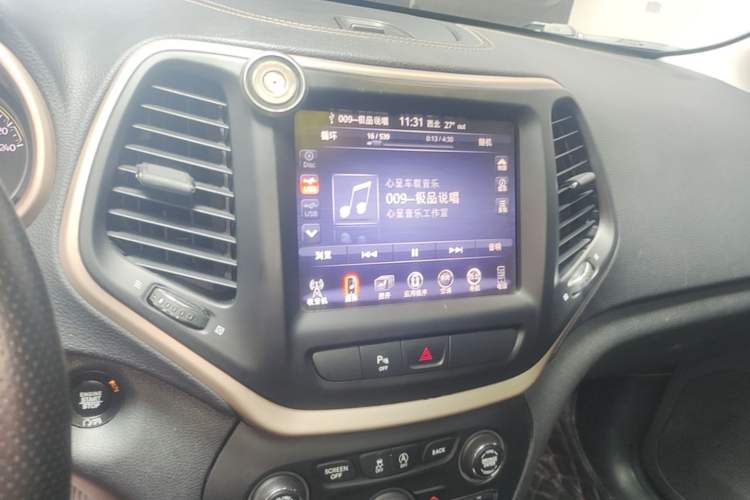 Used Jeep Cherokee 2016 2.4L Leading Smart Version Audio And AC Panel