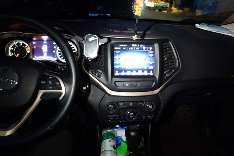 Used Jeep Cherokee 2016 2.0L Superior Edition Audio And AC Panel