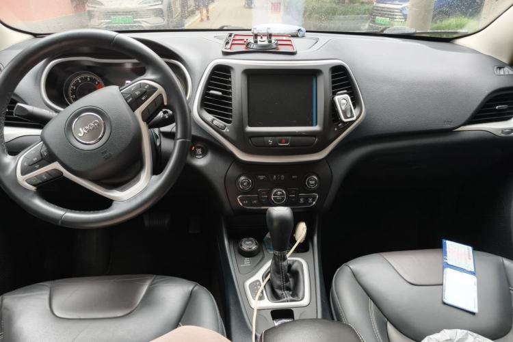 Used Jeep Cherokee 2016 2.4L Professional Smart Version Center Console