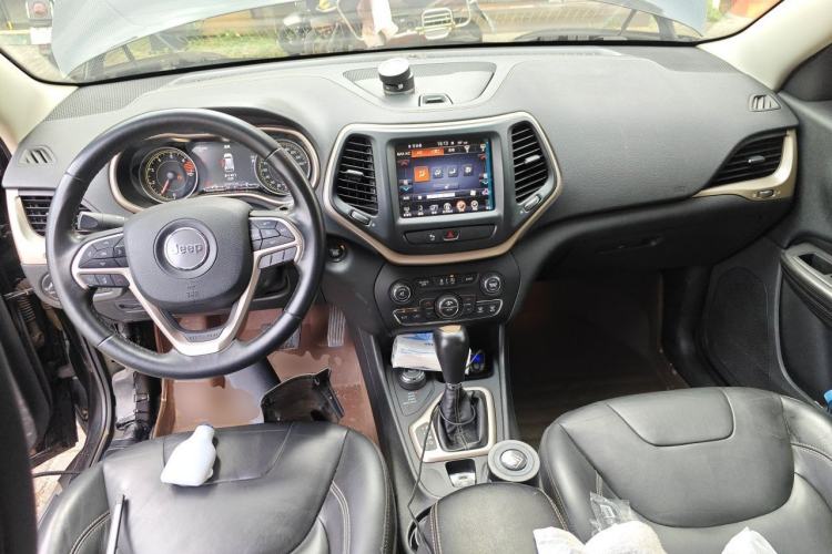 Used Jeep Cherokee 2016 2.4L Professional Smart Version Center Console