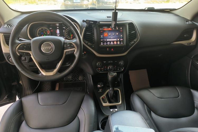 Used Jeep Cherokee 2016 2.4L Professional Smart Version Center Console