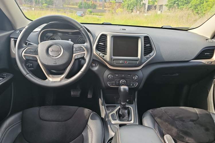 Used Jeep Cherokee 2016 2.0L Leading Edition Center Console