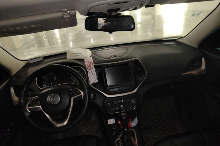 Used Jeep Cherokee 2016 2.4L Professional Smart Version Center Console