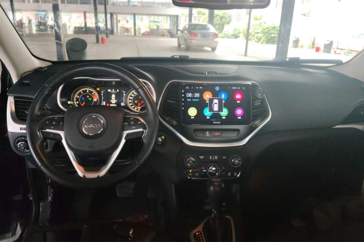 Used Jeep Cherokee 2016 2.4L Leading Edition Center Console