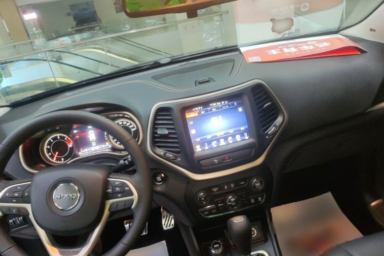 Used Jeep Cherokee 2016 2.4L Professional Smart Version Center Console