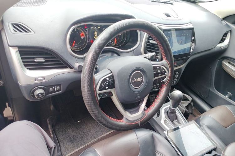 Used Jeep Cherokee 2016 2.4L Leading Edition Center Console