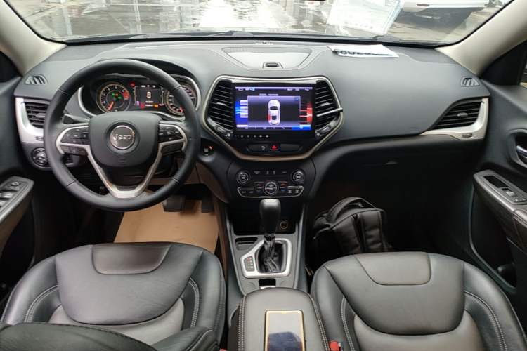 Used Jeep Cherokee 2016 2.4L Leading Edition Center Console