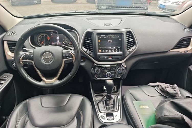 Used Jeep Cherokee 2016 2.4L Leading Smart Version Center Console