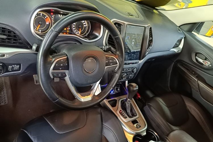 Used Jeep Cherokee 2016 2.4L Leading Edition Center Console