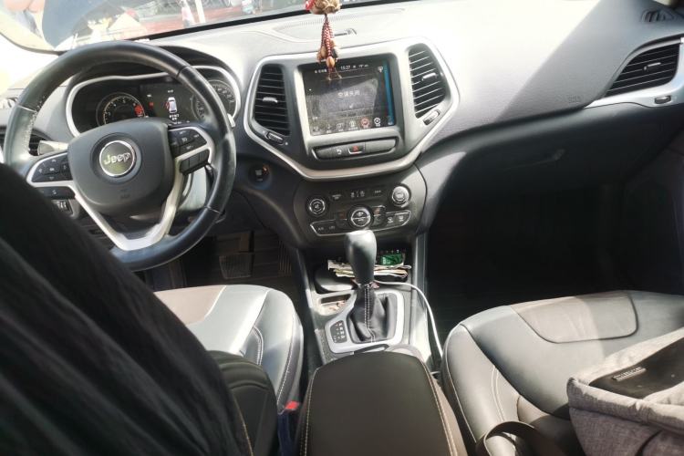Used Jeep Cherokee 2016 2.4L Leading Smart Version Center Console