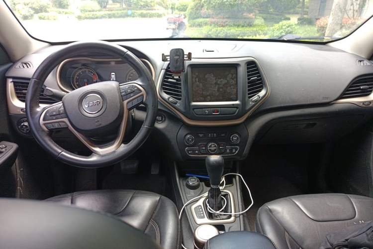 Used Jeep Cherokee 2016 2.4L Professional Smart Version Center Console