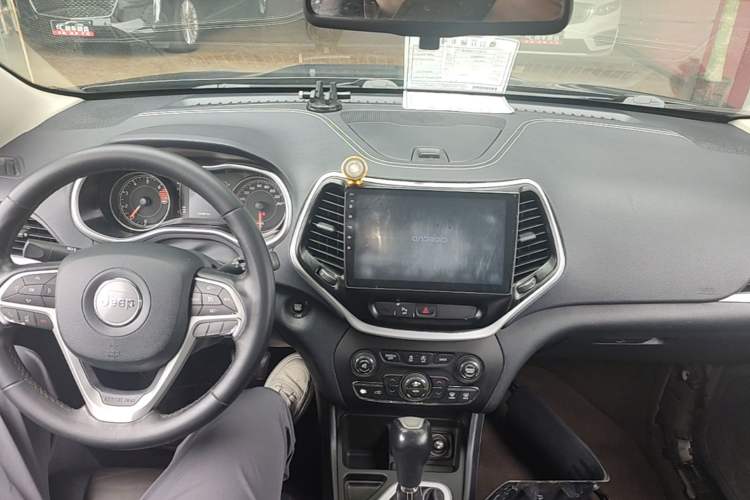 Used Jeep Cherokee 2016 2.4L Leading Edition Center Console