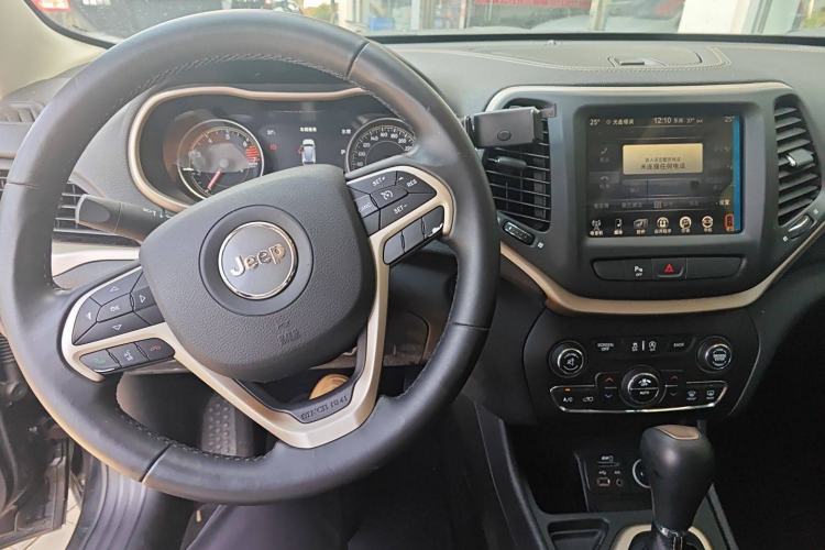 Used Jeep Cherokee 2016 2.4L Leading Smart Version Center Console