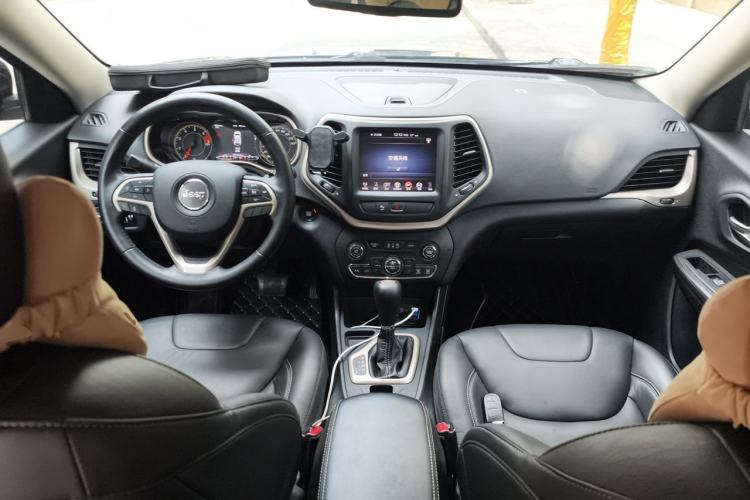 Used Jeep Cherokee 2016 2.4L Leading Smart Version Center Console