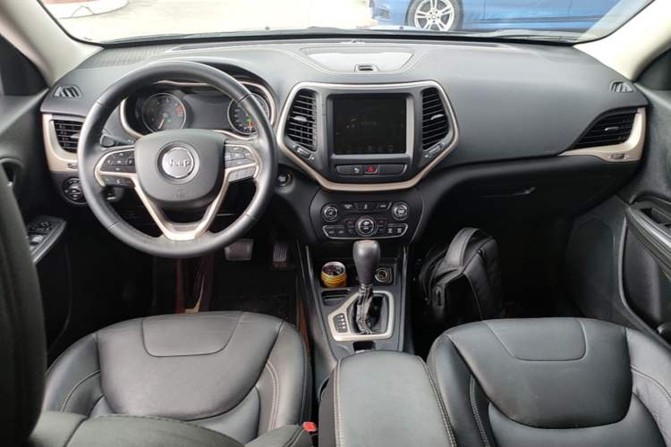 Used Jeep Cherokee 2016 2.0L Superior Edition Center Console