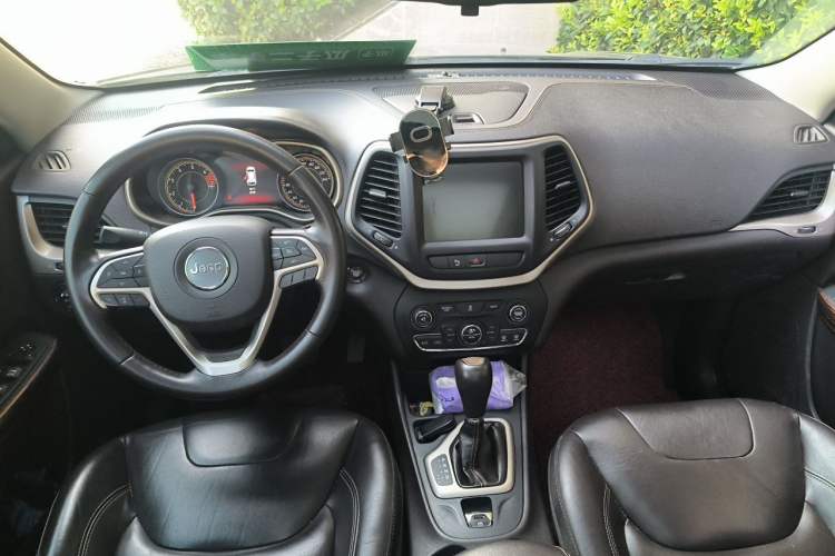 Used Jeep Cherokee 2016 2.0L Superior Edition Center Console